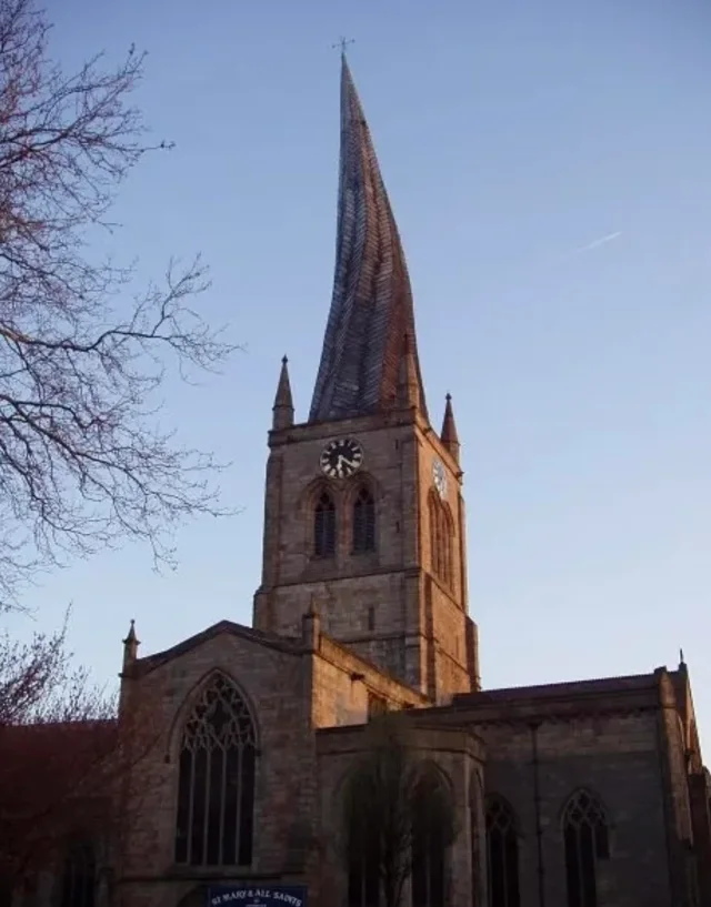 Почему шпиль церкви в Честерфилде искривился: архитектурная загадка Англии