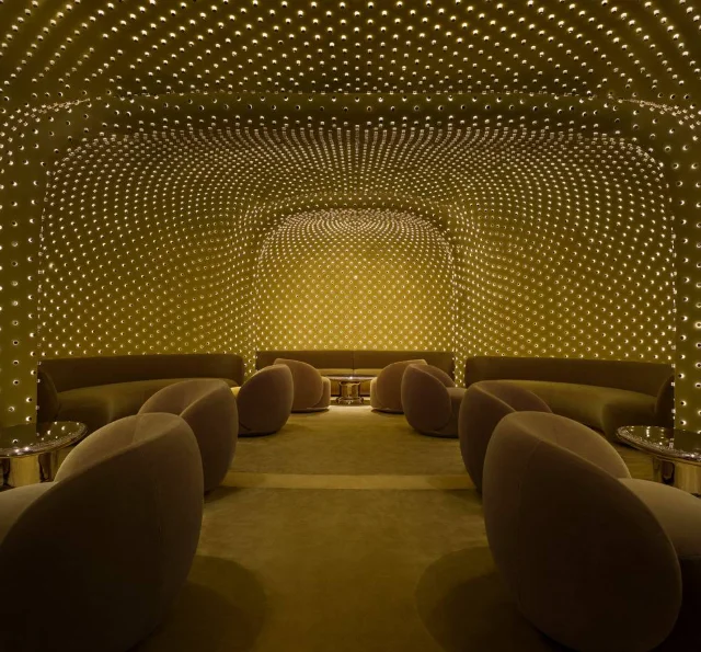 В Гонконге начал работу бар Peridot с панорамным видом на город