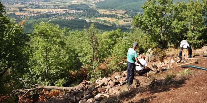 Археологи нашли в замке Вучак древнеримский алтарь возрастом 1700 лет