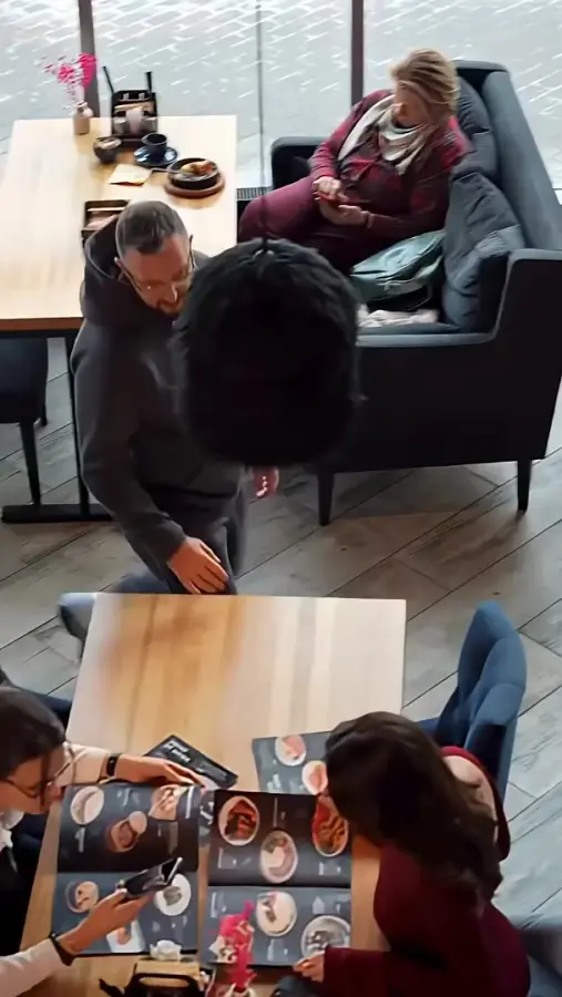 Издеваются над чайками