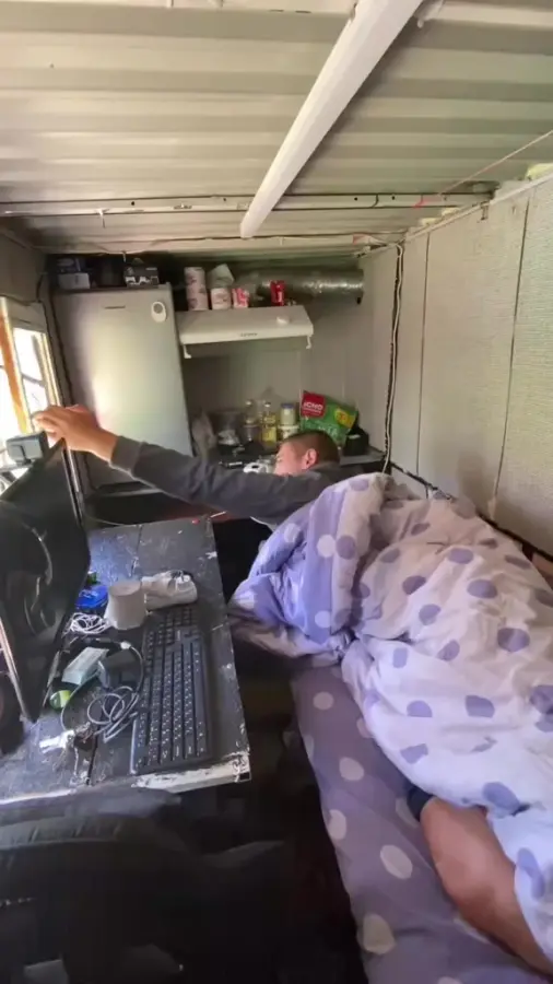 Мужик живёт в лесу