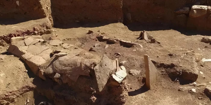Под обрушившейся дорогой на Кипре нашли 2000-летнюю подземную гробницу