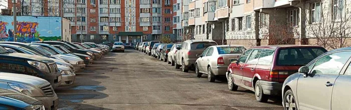 Почему дворы, забитые машинами, не всегда говорят о богатстве