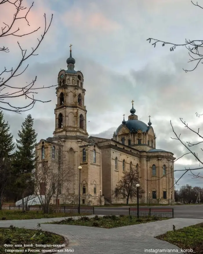 🏰 Храм «графа Дракулы» в Гусь-Железном — самое загадочное готическое чудо России