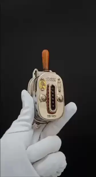 Коллекция различных винтажных зажигалок