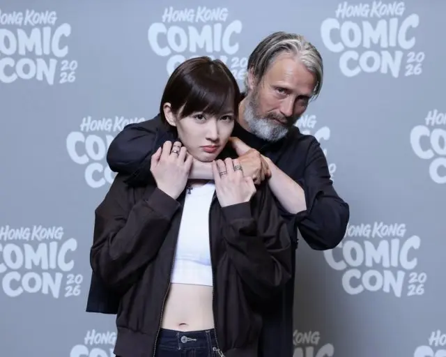 Мадс Миккельсен устроил необычную фотосессию с фанатками на Comic-Con в Гонконге