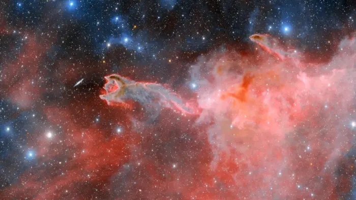 «Рука Бога» словно обнимает галактику: камера Dark Energy засняла туманность