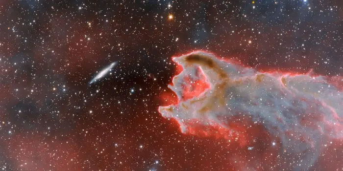 «Рука Бога» словно обнимает галактику: камера Dark Energy засняла туманность