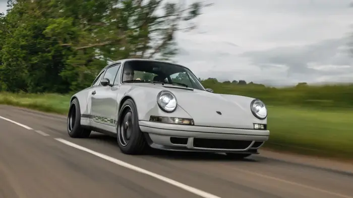 Почему этот рестомод Porsche 911 мощнее современного GT3