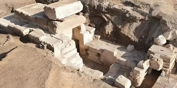В Египте найден скрытый вход в 2100-летний храм, высеченный в скале