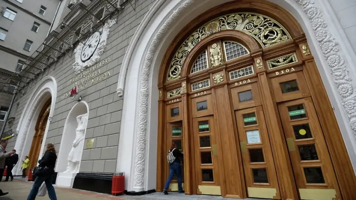 Зачем в метро устанавливают необычные двери на входе?
