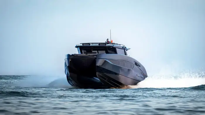 1450 сил и премиальная роскошь: Brabus показал новый катамаран