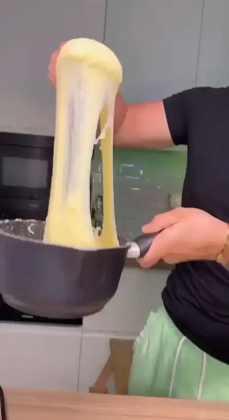 Сырная полента с мясным соусом