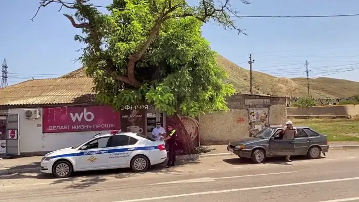 Автобус с туристками засмущал дагестанца инспектора ДПС)) Покраснел и ретировался)