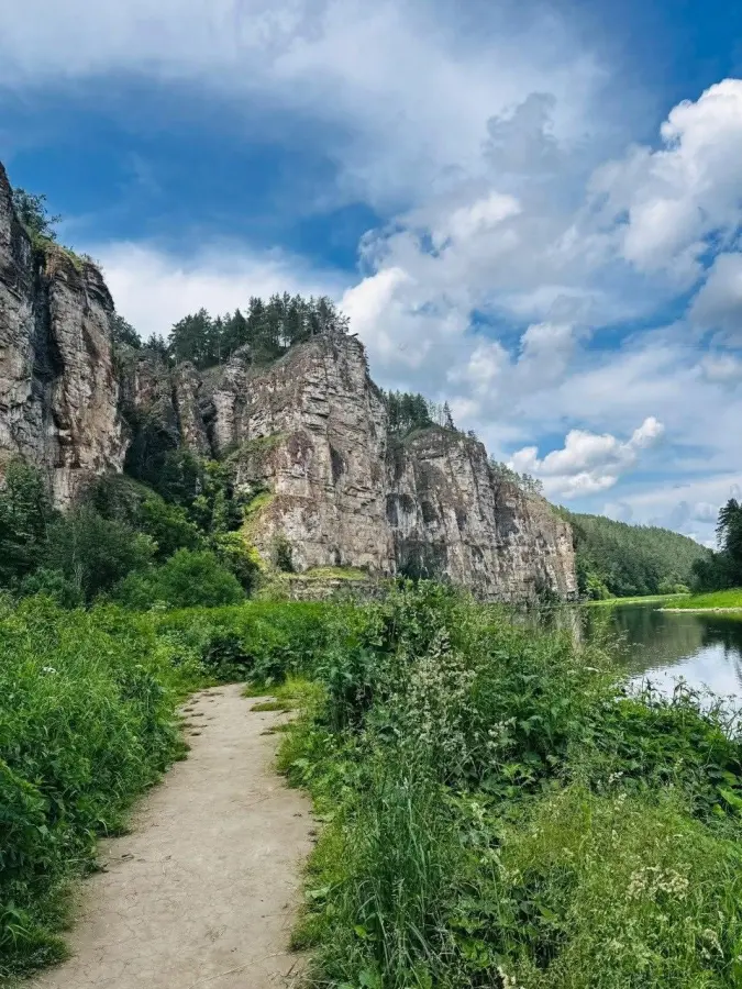 🏞 Большие Айские притёсы: головокружительные скалы над рекой Ай