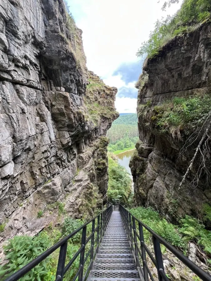 🏞 Большие Айские притёсы: головокружительные скалы над рекой Ай
