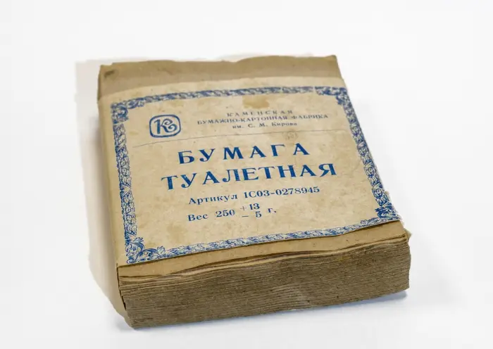 Как туалетную бумагу вешали в туалетах и почему французы покупают розовую