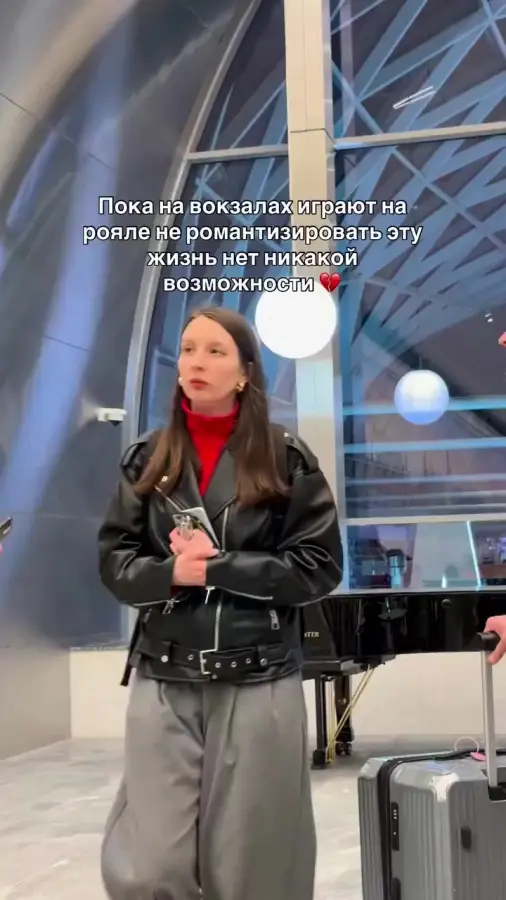 Мигрант творит на вокзале