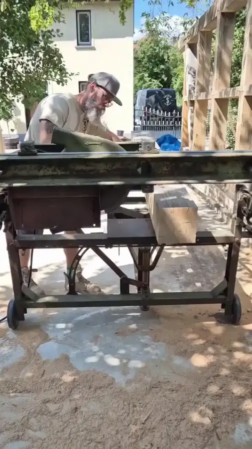 Плотничаем...