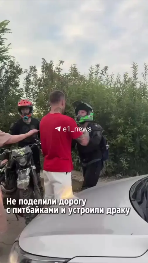 «Сломаю ей лицо». Бывший боксер не поделил дорогу с питбайкерами и накинулся на них с кулаками