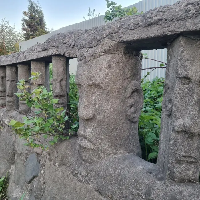 🗿 Тайна «забора острова Пасхи» 👀 Самый необычный забор Калининграда