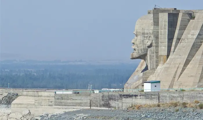Дамба, похожая на декорации из Звездных войн