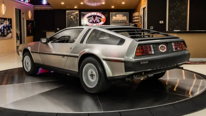 Культовый DeLorean DMC-12 с минимальным пробегом оценили дороже нового BMW M4