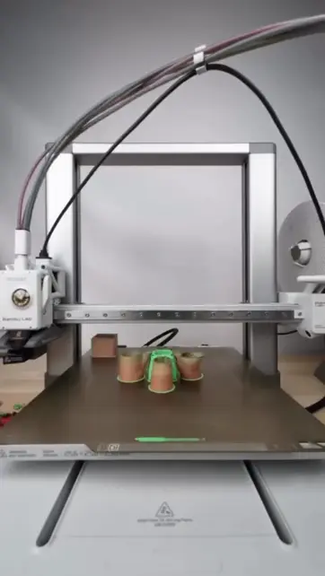 Ускоренная съёмка печати на 3D-принтере⁠