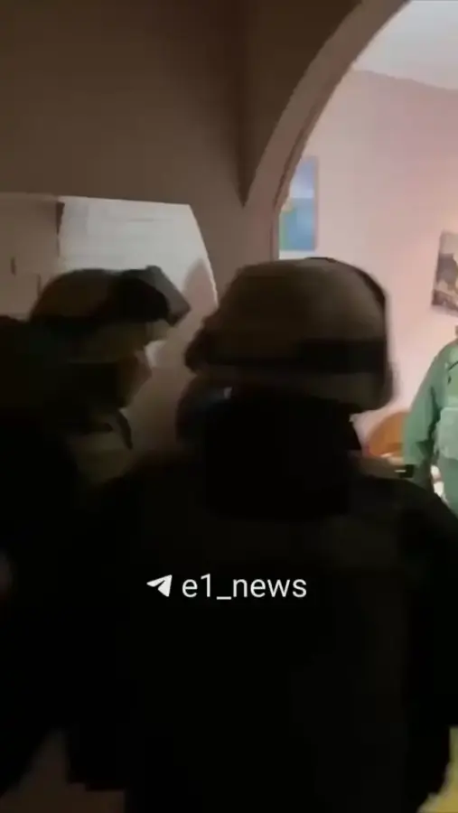 Спецназ ворвался к бородачу, который устроил драку на остановке в Екатеринбурге